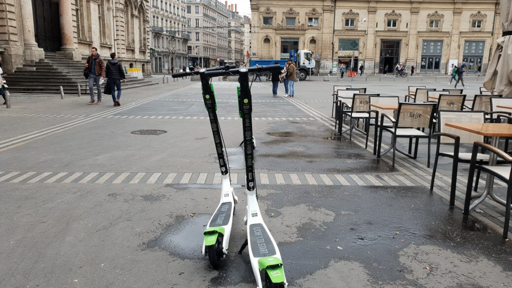 La Mairie de Lyon Interdit les Trottinettes Électriques sur les Trottoirs